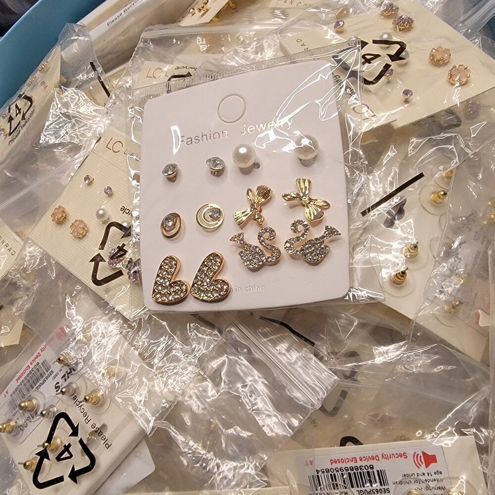 25 Pairs of earrings, New Packaged on cards - Picture 6 of 10